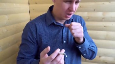 genç işadamı sigara dumanı öksürük