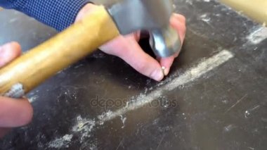 bir çivi bir çekiç ile ahşap bir masa çekiç marangoz