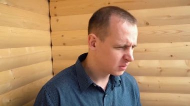 genç işadamı hoş olmayan bir koku hissetti