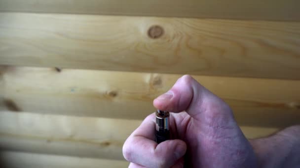 Рука пытается зажечь зажигалку на фоне деревянной стены — стоковое видео