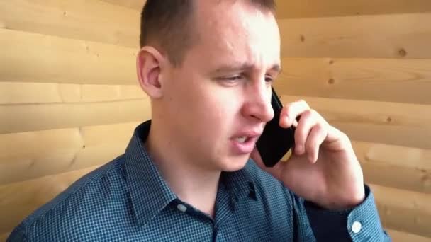Fiatal üzletember beszél telefonon — Stock videók