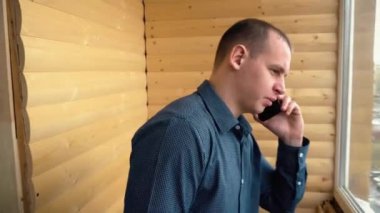 Sinirli adam onun smartphone vasıl bağırıyor