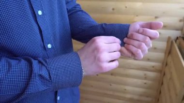 genç adam mavi gömlek kolları üzerinde kadar düğmelerini