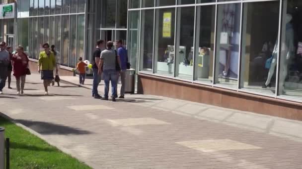 Курск, Россия - 1 мая 2017 г.: группа прохожих в центре города — стоковое видео