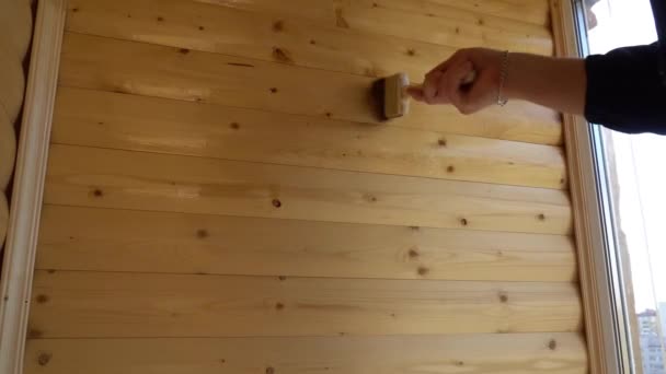 Barniz de madera recubrimiento de las paredes del balcón — Vídeo de stock