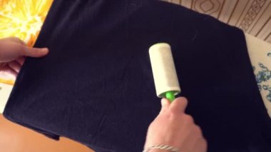 Adam kat yapışkan rulo temizlik giyim stok görüntüleri video için temizler