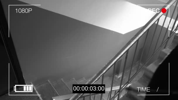 Kamera monitoringu złapała złodzieja w masce, uciekającego z torbą łupów. — Wideo stockowe