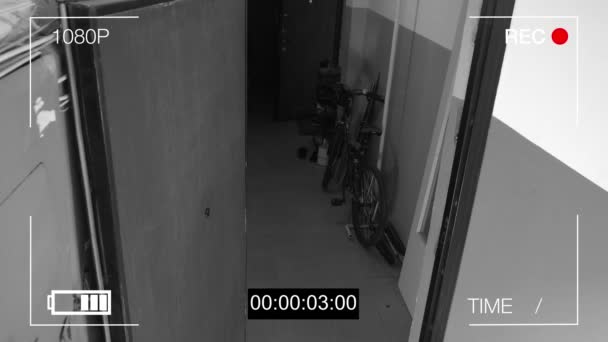 Övervakningskameran fångade rånaren i en mask som rann iväg med en påse plundring — Stockvideo