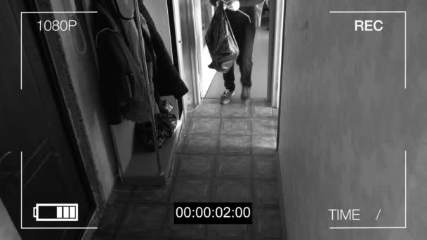 Bewakingscamera betrapt de overvaller in een masker wegrennen met een zak buit — Stockvideo