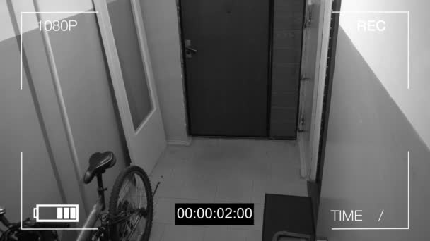 Caméra de surveillance a attrapé le voleur dans un masque s'enfuyant avec un sac de butin — Video