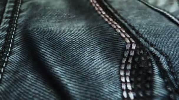 Realistiska jeans vinkar i vinden. Abstrakt bakgrund Ultra-HD upplösning. Närbild tyg struktur. Sömlös ögla — Stockvideo