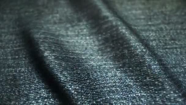 Jeans realistici che ondeggiano nel vento. Sfondo astratto Risoluzione Ultra-HD. Struttura del tessuto close-up. loop senza soluzione di continuità — Video Stock
