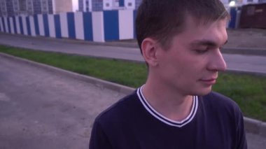 Maskeli soyguncu adama saldırmış ve levyeyle boğmaya başlamış.