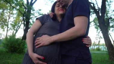 Mutlu çift ayakta parkta birlikte