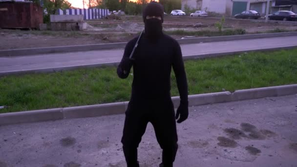 入室抢劫后快乐的强盗在镜头前跳舞 — 图库视频影像
