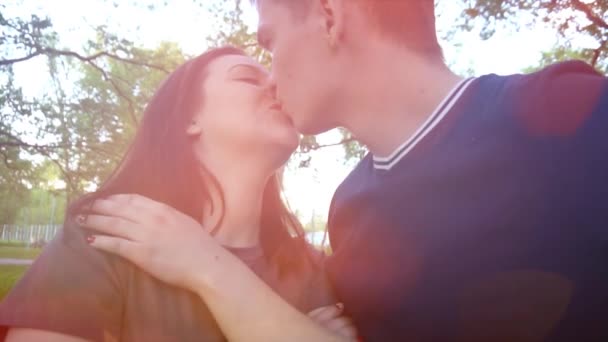 Щаслива пара стоять разом в парку — стокове відео