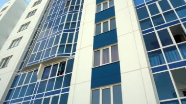 mavi ve beyaz gökdelenler, aşağıdan manzara