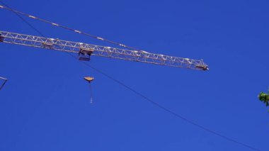 Çok öykülü bir binanın inşaat sahasında inşaat vinç