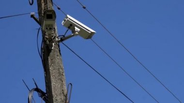 Mavi gökyüzü arka plan bir direğe asılı Cctv kamera