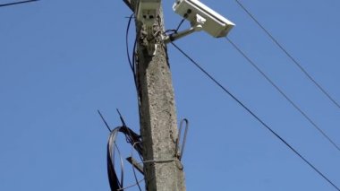 Mavi gökyüzü arka plan bir direğe asılı Cctv kamera