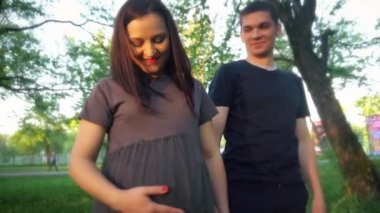 Mutlu çift ayakta parkta birlikte