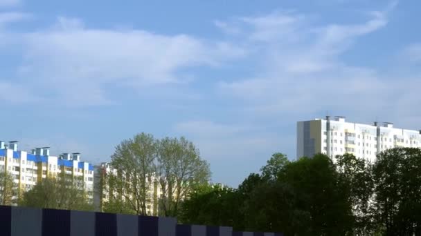Sokemeletes irodaházak és Oroszországban lakónegyedben — Stock videók