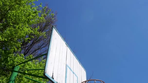 Obsolete Basketball hoop on blue sky background — Stock Video