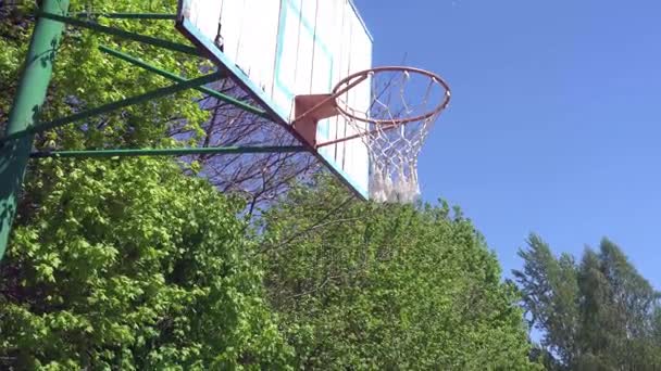 Zastaralé basketbalový koš na pozadí modré oblohy — Stock video