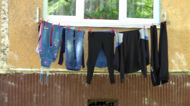 Сушка одежды за окном жилого дома — стоковое видео