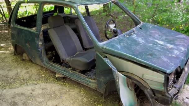 Broken-down old car standing in the yard — Stock Video