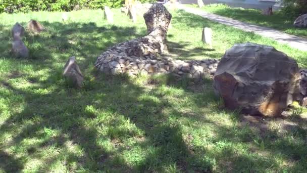 Steinskulptur einer Schlange im Park — Stockvideo