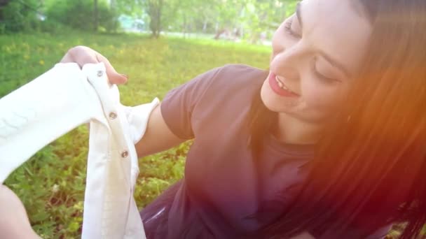 Mutlu genç hamile kadın bebek süveteri ile oynamak — Stok video