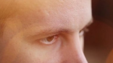 genç bir adam kahverengi gözlü tarafına bir bilgisayar efekti arıyorsunuz