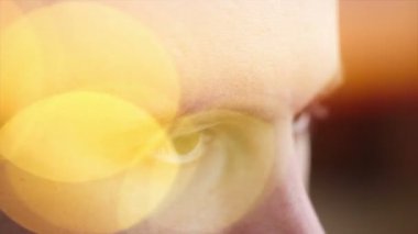 genç bir adam kahverengi gözlü tarafına bir bilgisayar efekti arıyorsunuz