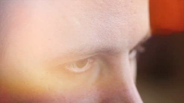 Un jeune homme aux yeux marron regardant sur le côté, un effet ordinateur — Video
