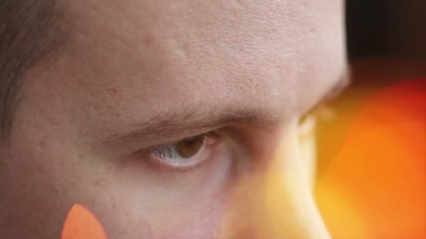 Молодой человек с карими глазами, смотрящий в сторону, компьютерный эффект — стоковое видео