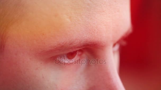 Un giovane uomo con gli occhi marroni guardando di lato, un effetto computer — Video Stock