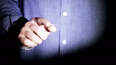 Sanal arabirim üzerinde çalışan iş adamı. Mali. Mavi. Adam bir görsel ekran ile sanal bilgisayar kutsal kişilerin resmi dokunmadan. Mali diyagramları görünen. Benim portföy daha fazla renk seçeneği