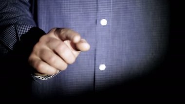 el basarak işadamı projeler bir ekranda holographically yazıt mutlu Paskalya