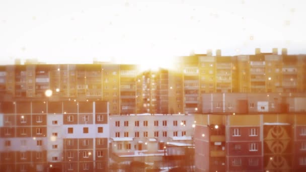 Puesta de sol en el fondo de edificios residenciales de gran altura — Vídeo de stock