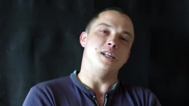 Yakışıklı adam kameraya bahsediyoruz