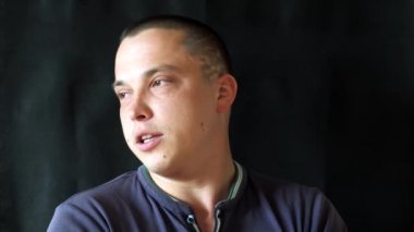 Yakışıklı adam kameraya bahsediyoruz