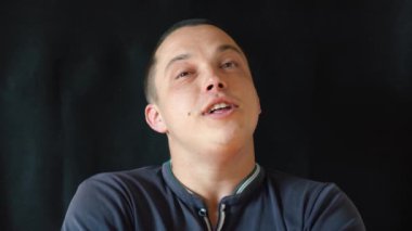 Yakışıklı adam kameraya bahsediyoruz