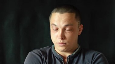 Yakışıklı adam bahsediyoruz ve kamera için güler