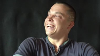 Yakışıklı adam bahsediyoruz ve kamera için güler