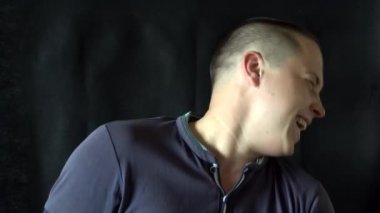 Yakışıklı adam bahsediyoruz ve kamera için güler