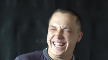 Yakışıklı adam bahsediyoruz ve kamera için güler