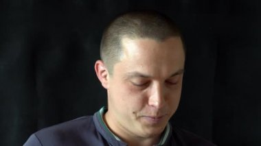 Yakışıklı adam kameraya bahsediyoruz