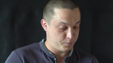 Yakışıklı adam kameraya bahsediyoruz