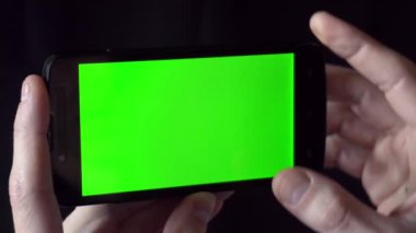 Erkek el smartphone dokunmadan yakın çekim. Chroma anahtar yeşil ekran. Yakın çekim. Hareket izleme